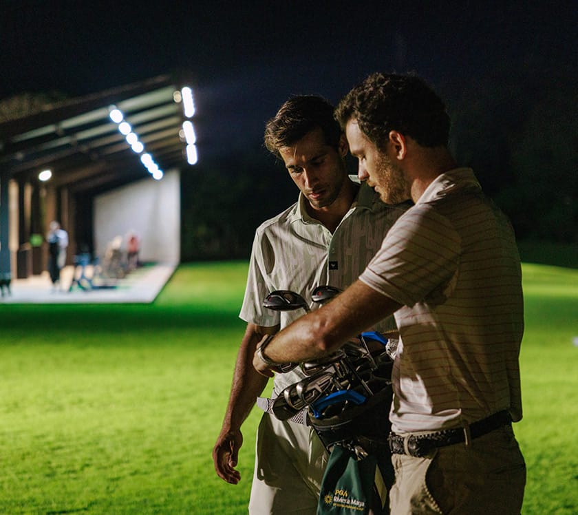 Campo iluminado para jugar golf de noche