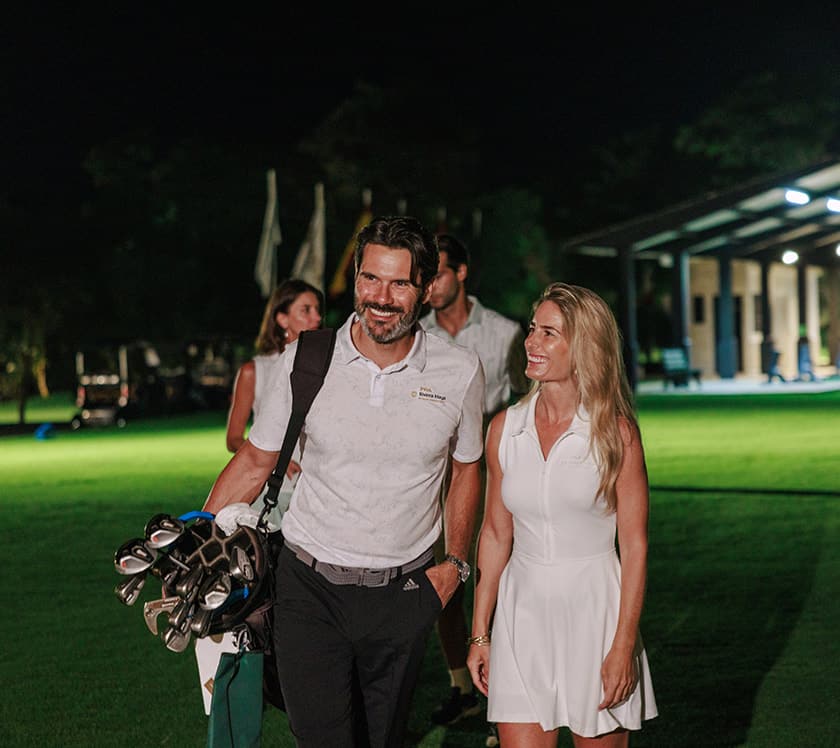 Jugadores disfrutando del golf de noche